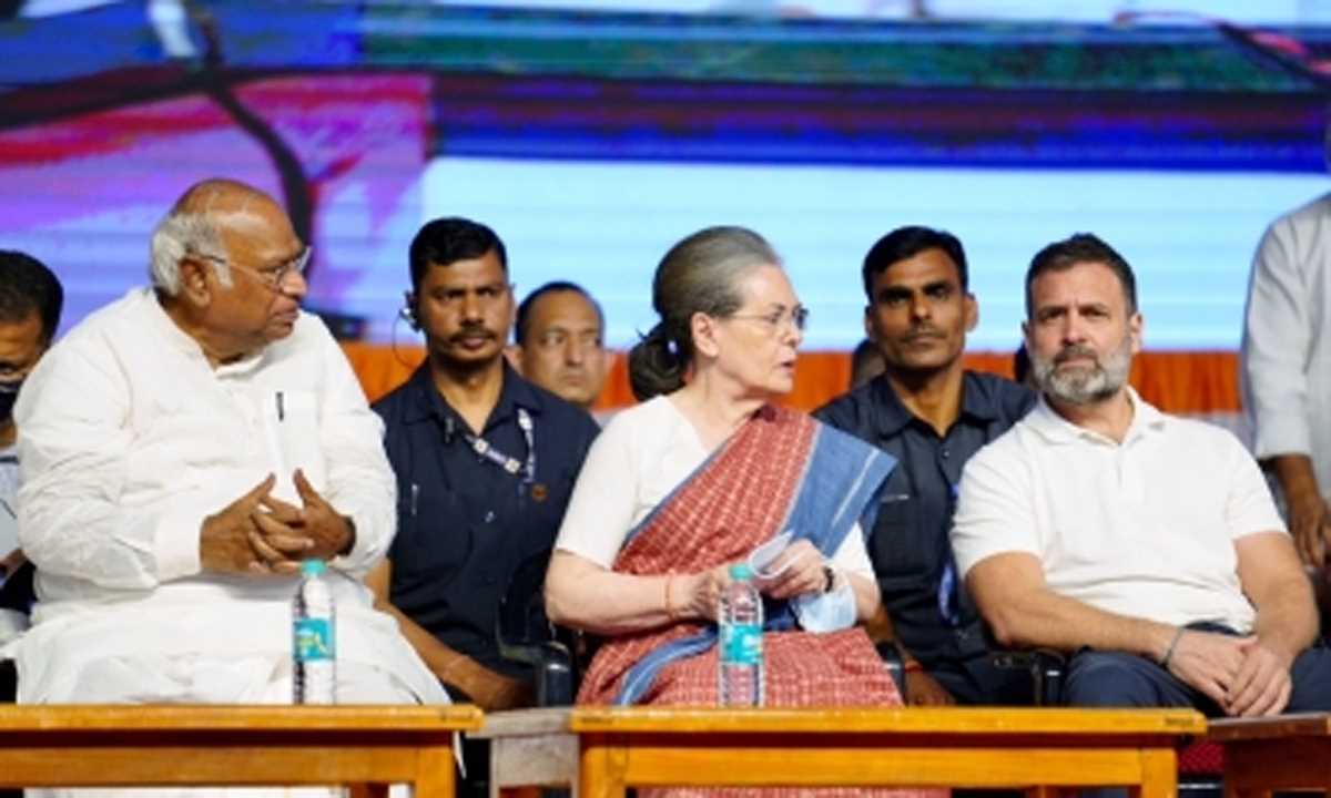 खड़गे, राहुल, प्रियंका ने कर्नाटक में 85 जनसभाएं, रोड शो किए